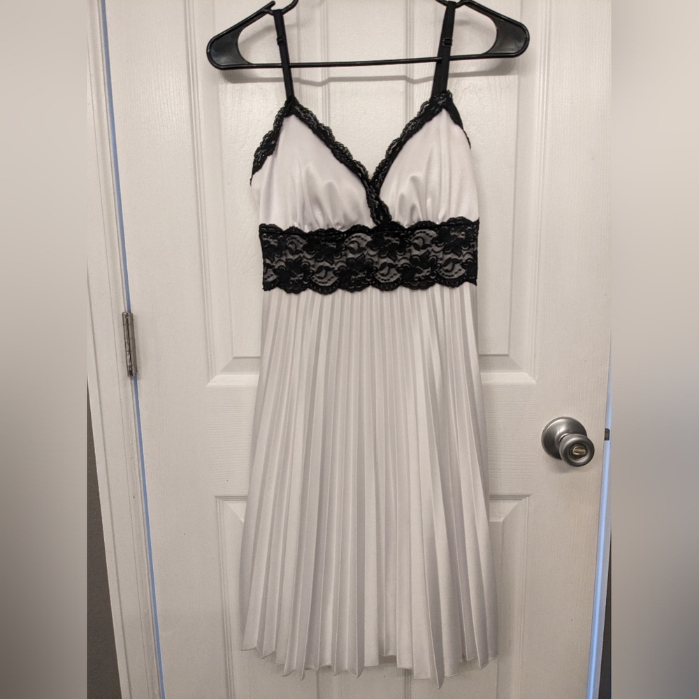 Vintage White Cocktail Dress with Black Lace